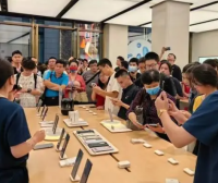华为“一机难求” 矢志创新发展的中国企业不会被轻易击倒
