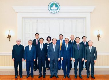 行政长官贺一诚会见亚布力中国企业家论坛理事会一行