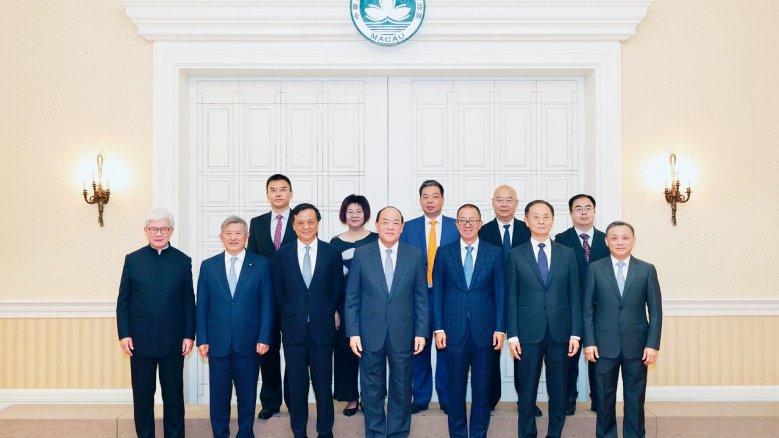 行政长官贺一诚会见亚布力中国企业家论坛理事会一行